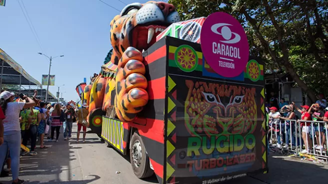 Carroza Rugido Turbo Láser de Caracol Televisión en el Carnaval de Barranquilla 2017