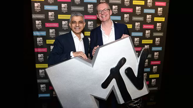 Sadiq Khan y David Lynn junto al logo de MTV EMA Londres 2017