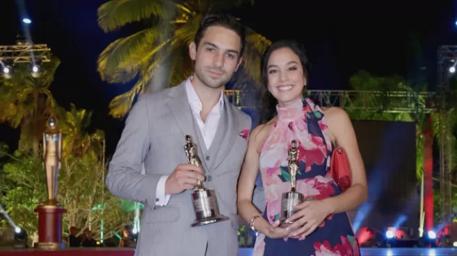 Sebastián Eslava y Ana María Estupiñán sosteniendo los Premios India Catalina en Cartagena
