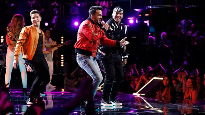 Luis Fonsi y Daddy Yankee cantando "Despacito" en la final de The Voice 2017