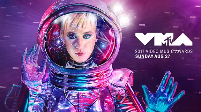 Katy Perry vestida de astronauta para los MTV VMA 2017
