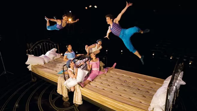 Acróbatas del Cirque du Soleil suspendidos en el aire, en la obra "Corteo"