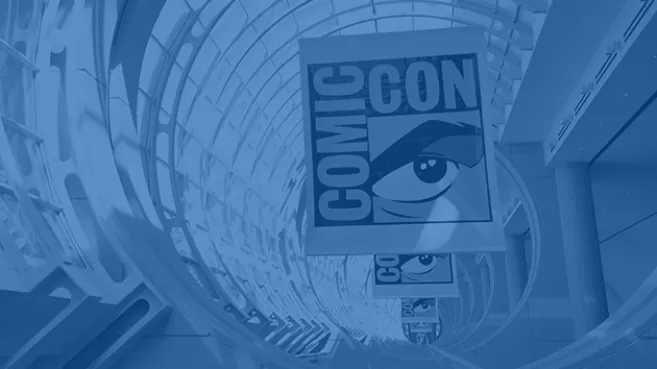 Pósters de Comic-Con cuelgan de la estructura de un salón
