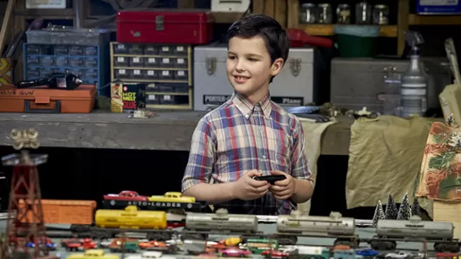 Iain Armitage como Sheldon Cooper niño, en la serie Young Sheldon