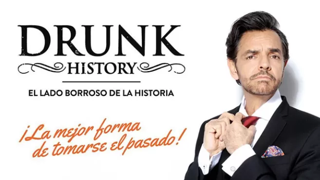 Eugenio Derbez de saco y corbata como presentador de Drunk History de Comedy Central