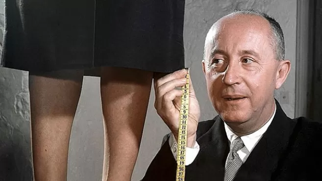 Christian Dior midiendo la falda a una mujer
