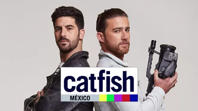 Chapu Garza y José Luis Badalt posando con una video cámara para Catfish México
