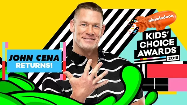 John Cena con camiseta negra con líneas blancas