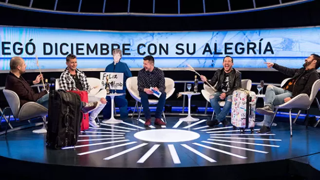 Ricardo Quevedo, Gustavo Bernate, Santiago Rendón, Henry Delgado e Iván Marín en el set de La Culpa es de Llorente - Comedy Central