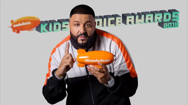 DJ Khaled sosteniendo el Nickelodeon Kids’ Choice Awards