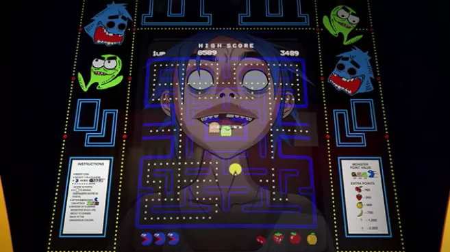 Murdoc Niccals de Gorillaz, reflejado en la pantalla de una máquina arcade donde juega PAC-MAN