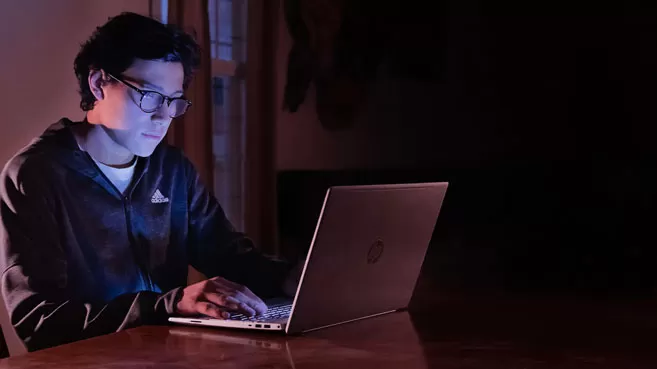Hombre joven estudiando desde su computador portátil