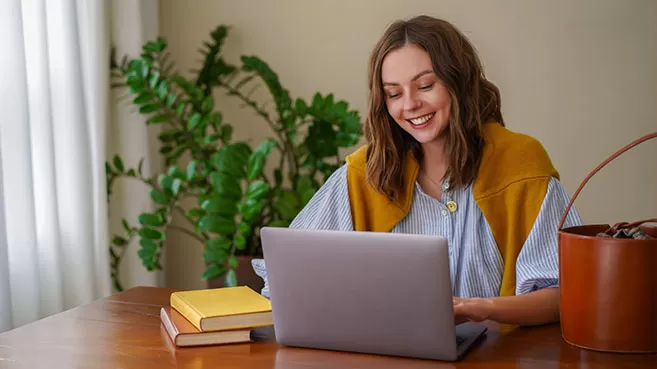 Mujer joven estudiando virtualmente en su laptop