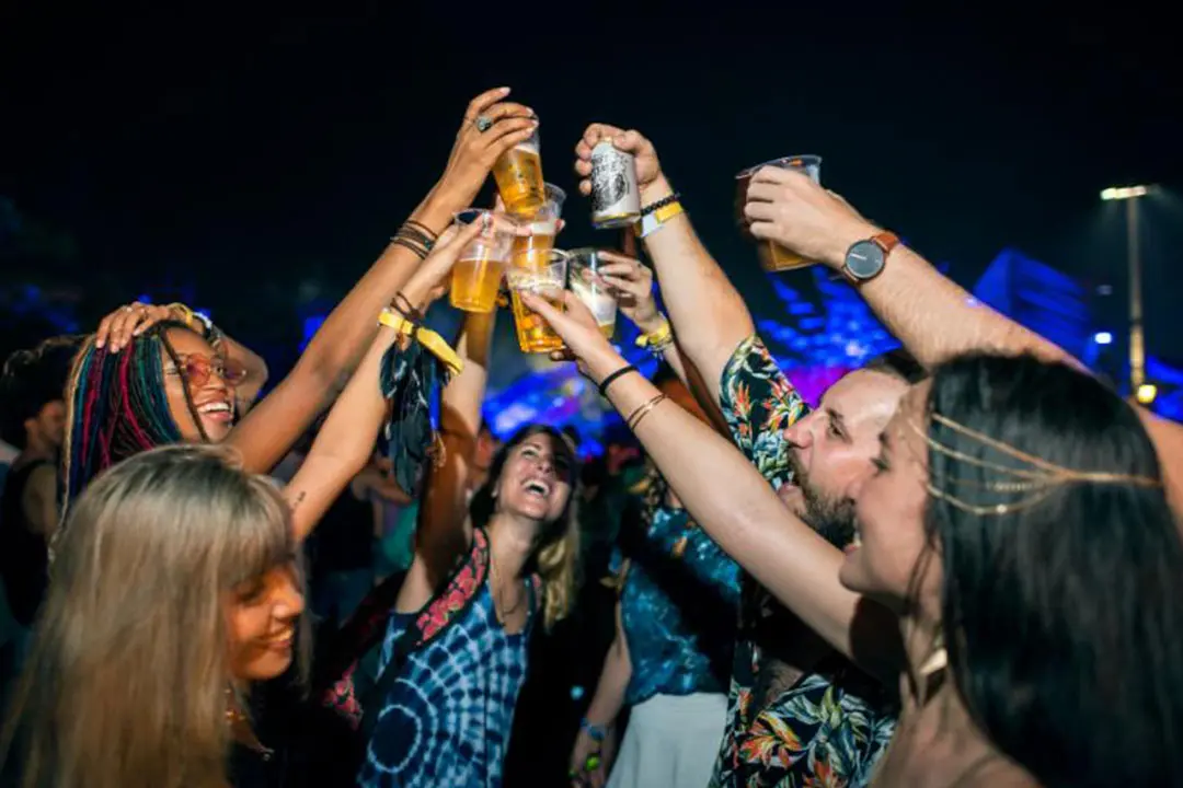 Grupo de amigos disfrutan la vida nocturna en Medellín