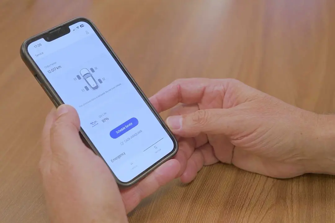 Hombre utilizando la app de Ford y Stefanini, "Agenda Ford" en su móvil
