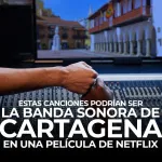 Ingenieros de sonido chocando puños en estudio de grabación con la Alcaldía de Cartagena en pantalla