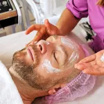 Cosmetóloga hace tratamiento estético facial a hombre
