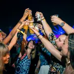 Grupo de amigos disfrutan la vida nocturna en Medellín