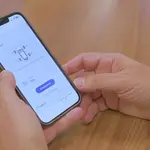 Hombre utilizando la app de Ford y Stefanini, "Agenda Ford" en su móvil