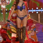 Joan Smalls en la pasarela de Victoria's Secret Fashion Show 2015