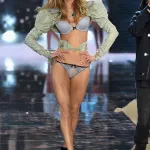 Vita Sidorkina en la pasarela de Victoria's Secret Fashion Show 2015