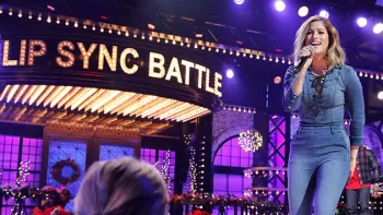 Mujer cantando en Lip Sync Battle de Comedy Central