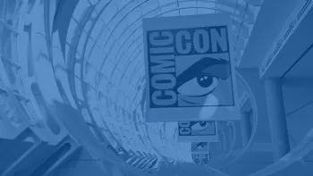 Pósters de Comic-Con cuelgan de la estructura de un salón