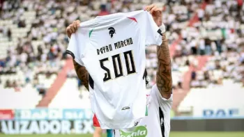 Dayro Moreno exhibiendo su camiseta del partido número 500