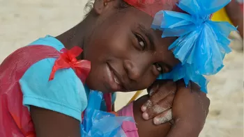 Niña de las Islas del Rosario de Cartagena de Indias, vestida con bolsas plásticas