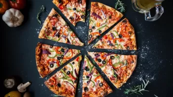 Foto de pizza dividida en 8 porciones