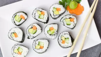 Foto de plato de sushi